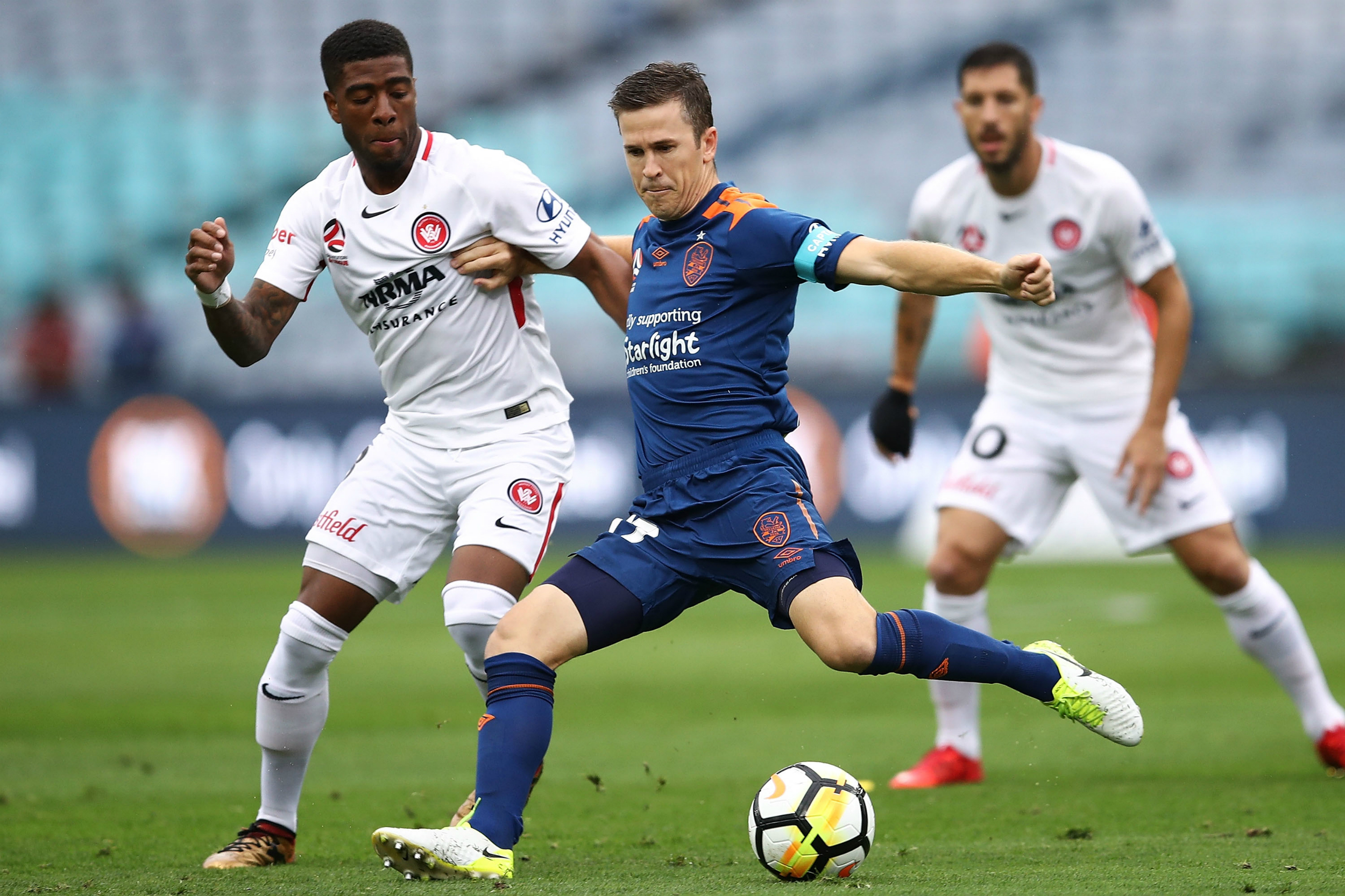 Wanderers v Roar