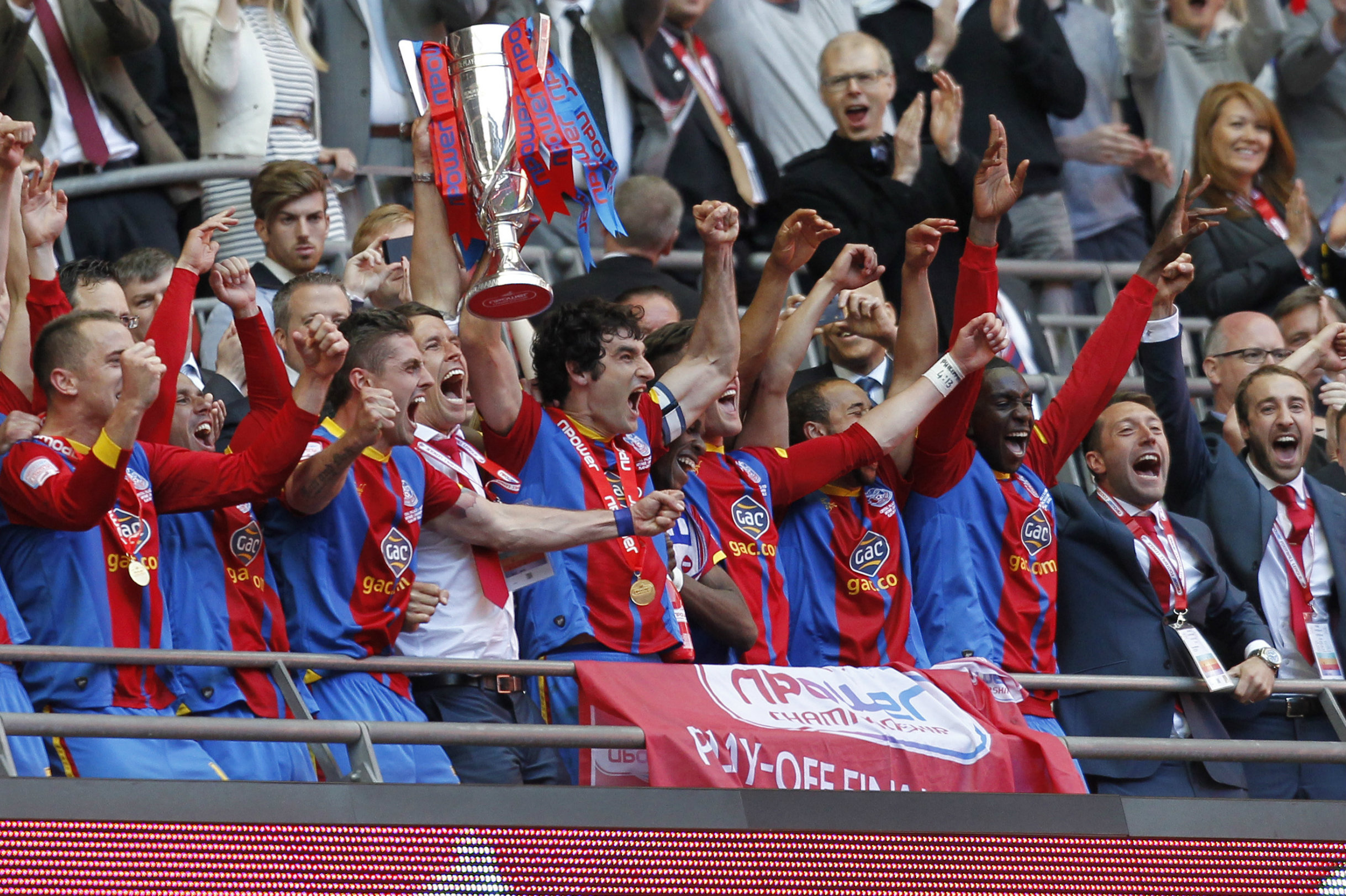 Mile Jedinak lifts the trophy after Palace's Playoff Final win in 2013.