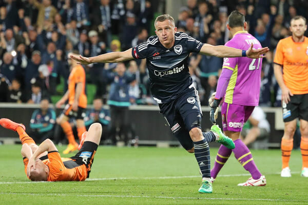 Besart Berisha scoring for Victory against Roar in the 2017 Semi Final