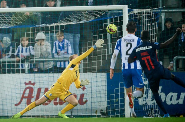 Awer Mabil fires in a rocket for FC Midtjylland