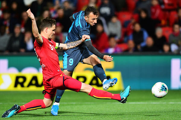 Sydney v Adelaide - Le Fondre