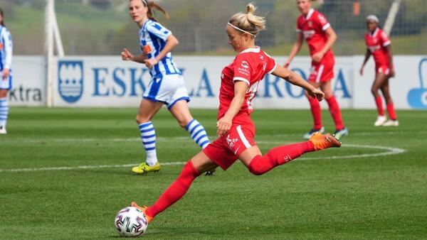 Aivi Luik playing for Sevilla 