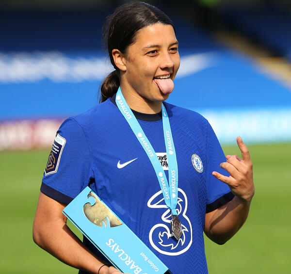 Sam Kerr holding the FA WSL trophy 2021 