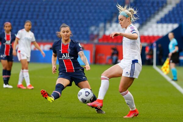 Ellie Carpenter playing against PSG 