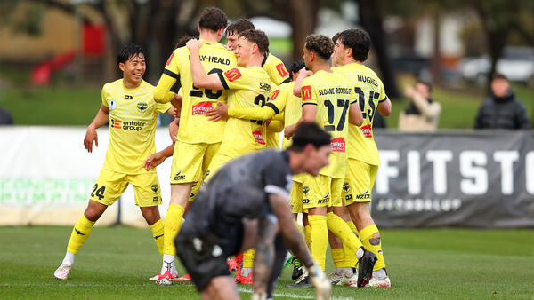 Wellington Phoenix overcome lightning, distance and a penalty shootout to advance to Hahn Australia Cup R16