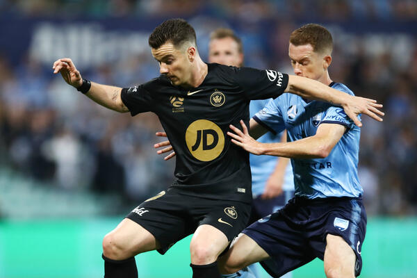 Baumjohann strikes for Wanderers to salvage Sydney derby draw