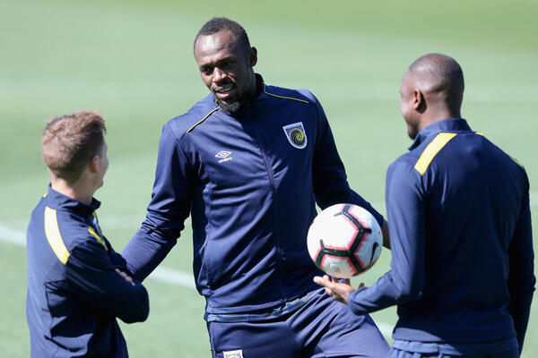 Usain Bolt talks to his new Central Coast Mariners teammates