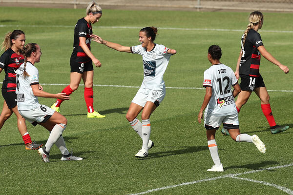Steadfast Roar hold off Wanderers