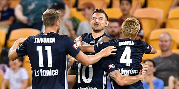 Honda and Toivonen inspire first half blitz as Victory beat Roar in six-goal classic