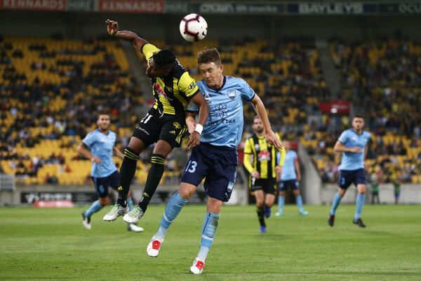 Resilient Sydney hold on to withstand Phoenix hurricane