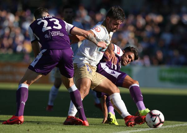 Re-live: Glory dominant over Jets, Adelaide snatch late win