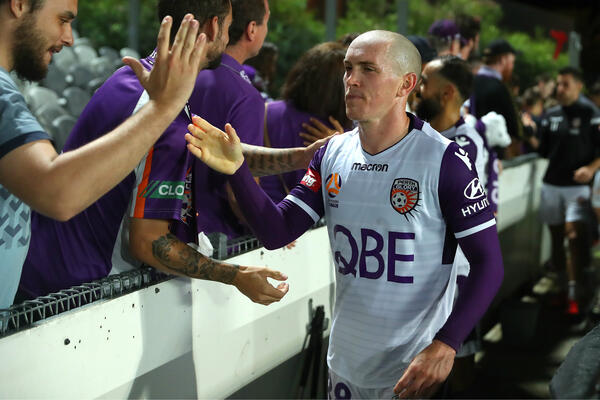 Perth prevail in six-goal thriller over Roar, return to Hyundai A-League summit