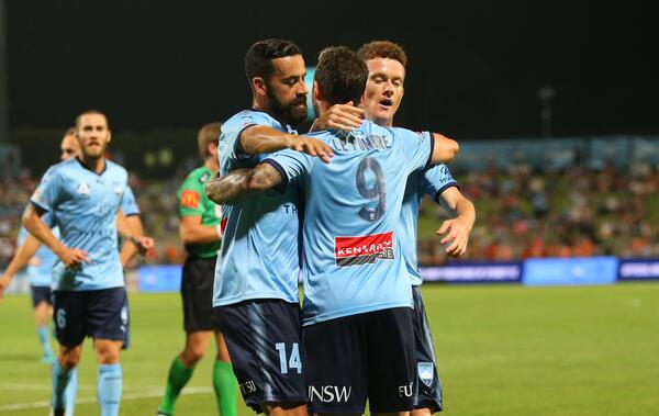 Tale of two strikers: Le Fondre ousts Taggart in crucial Golden Boot face-off