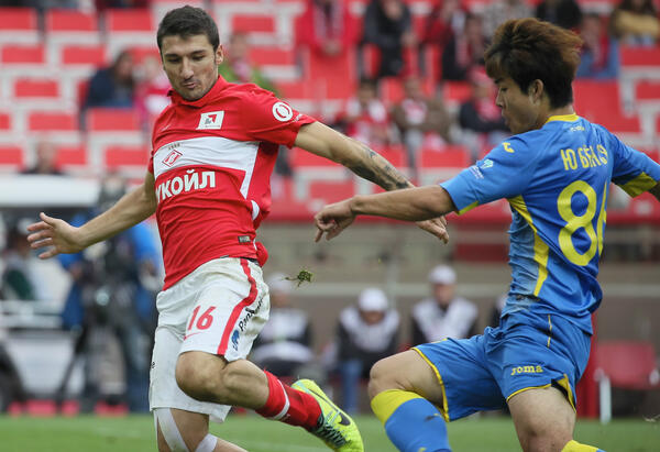 Yoo playing for FC Rostov against Spartak Moscow in Russia