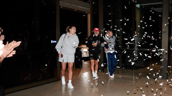 A homecoming fit for #UWCL winners ✈️🏆🏠 