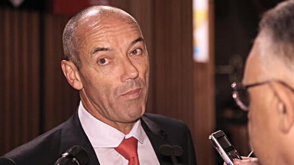 Le Guen says pressure on hosts