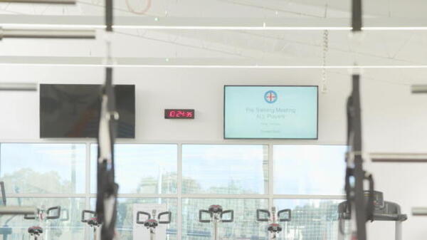 Yoshi tries to be superman