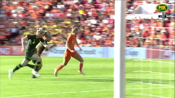 Vivianne Miedema doubles the Dutch lead