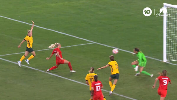 GOAL: Adriana Leon strikes for Canada | CommBank Matildas v Canada