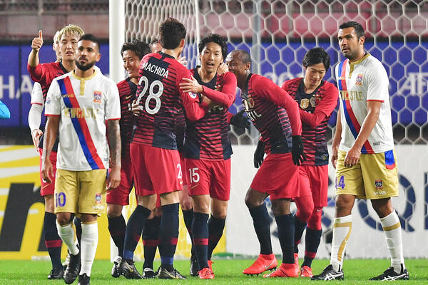 Kashima celebrate a goal.