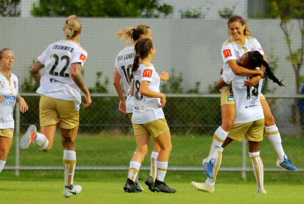 Newcastle Jets earn thrilling draw in Perth despite being reduced to 10 players